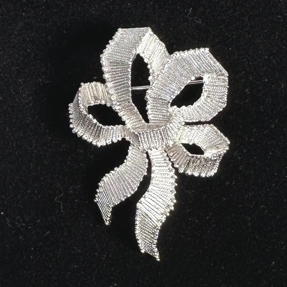 Vintage Signed Trifari‎ Textured Ribbon Bow Brooch Pin Siver Tone